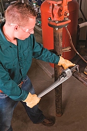 Применение алюминиевого прямого трубного ключа 14" Ridgid Aluminum Heavy Duty 814